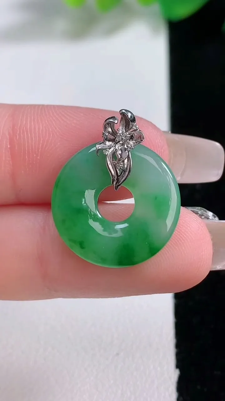 天然A货翡翠平安环吊坠，尺寸18-2.5，重量:1.91g
1月3日