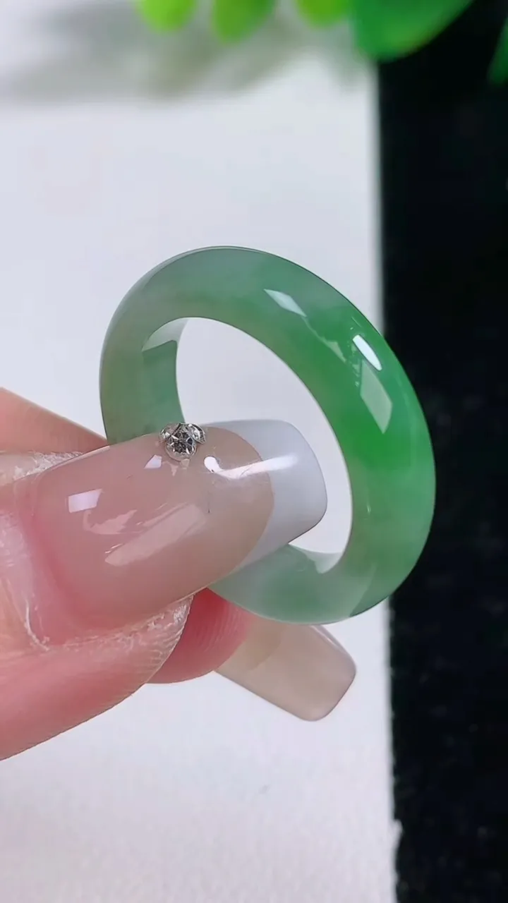 天然A货翡翠指环 戒指，尺寸17.4-5.4-3.6，重量:4.90g2026年1月3日
工厂直销收藏佳品,种好水足，色泽均匀，有种有色，上手高大气！