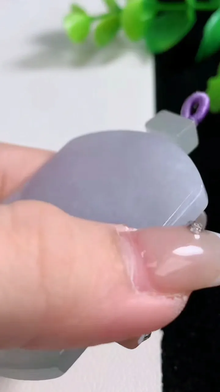 天然A货翡翠冰种飘花无事牌吊坠，尺寸53.8-39-5.3，重量:34.83g
1月3日