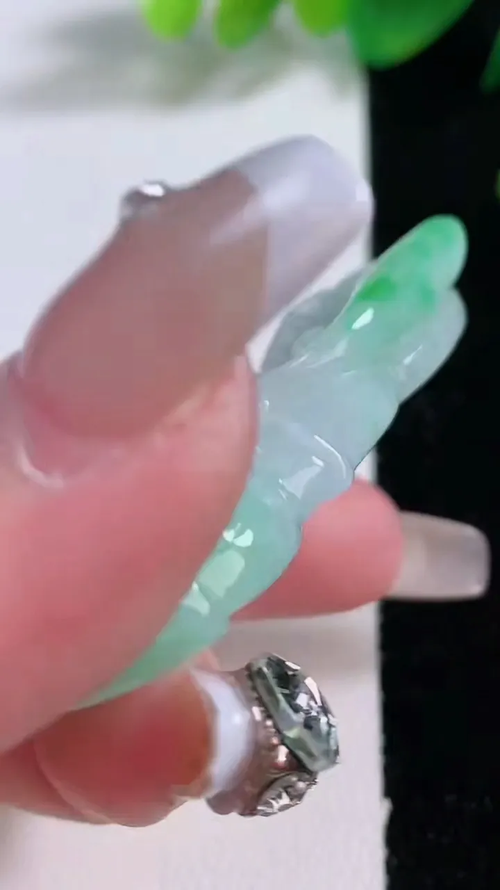 天然A货翡翠观音菩萨吊坠，尺寸53.3-32.4-8.7，重量:28.63g
1月3日