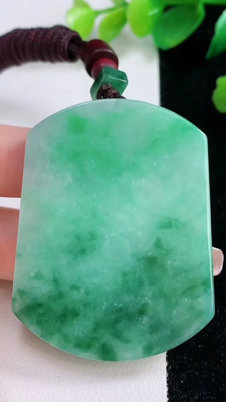 天然A货翡翠无事牌吊坠，尺寸54.5-41.5-5.2，重量:38.63g
1月3日