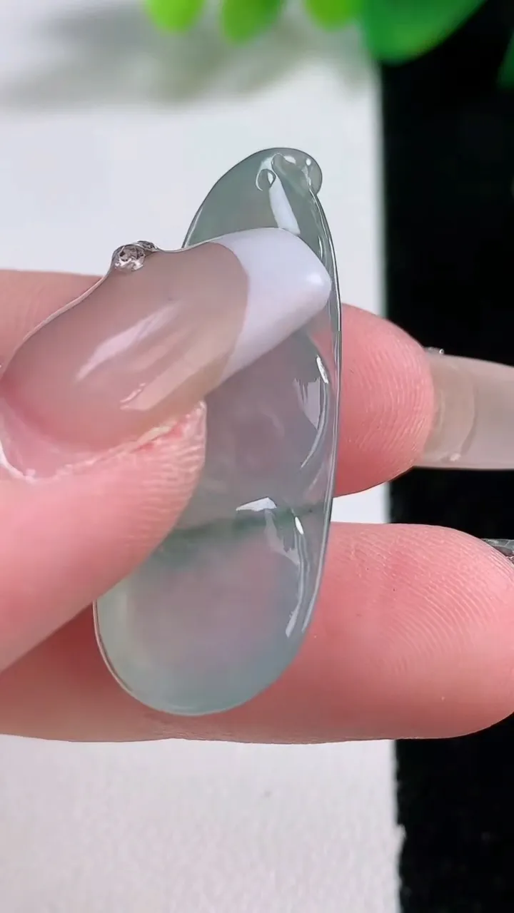 天然A货翡翠冰种飘花福豆吊坠，尺寸35.4-13.3-6.7，重量:5.43g
1月3日