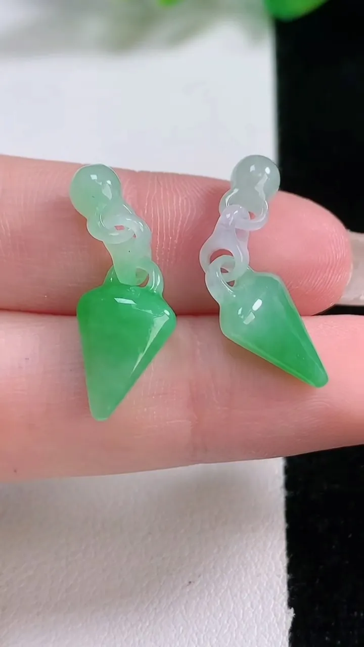 天然A货翡翠随形吊坠一对，尺寸14.2-9.5-4.7，重量:2.52g
1月3日