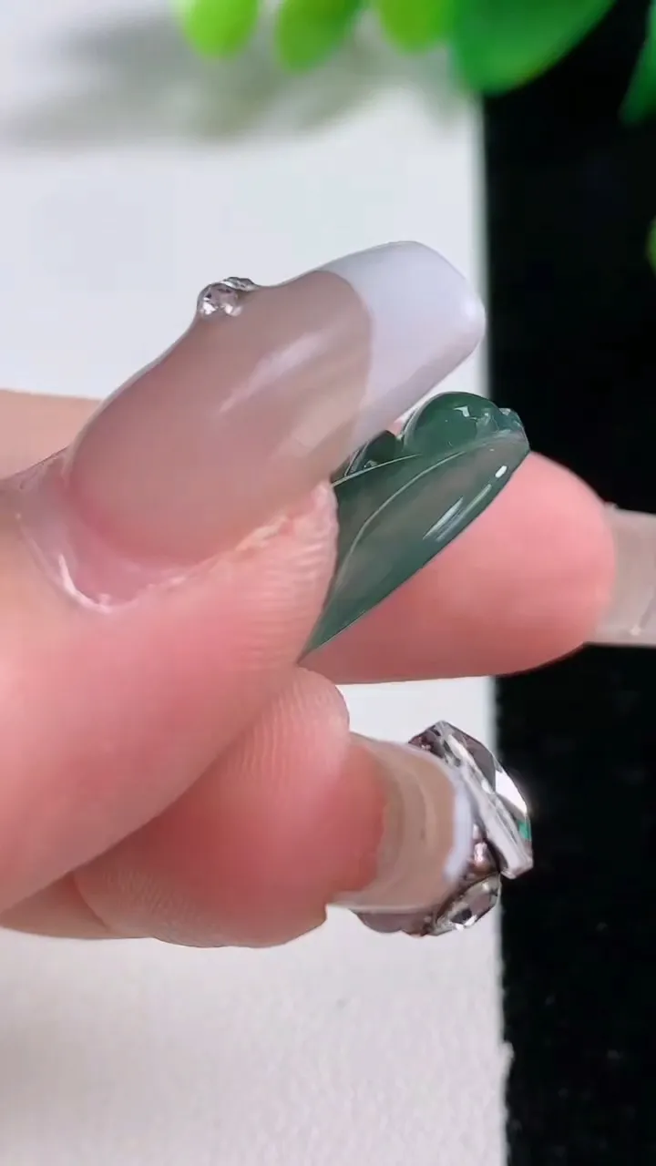 天然A货翡翠九尾狐吊坠，尺寸32.7-16.8-4.6，重量:5.15g
1月3日