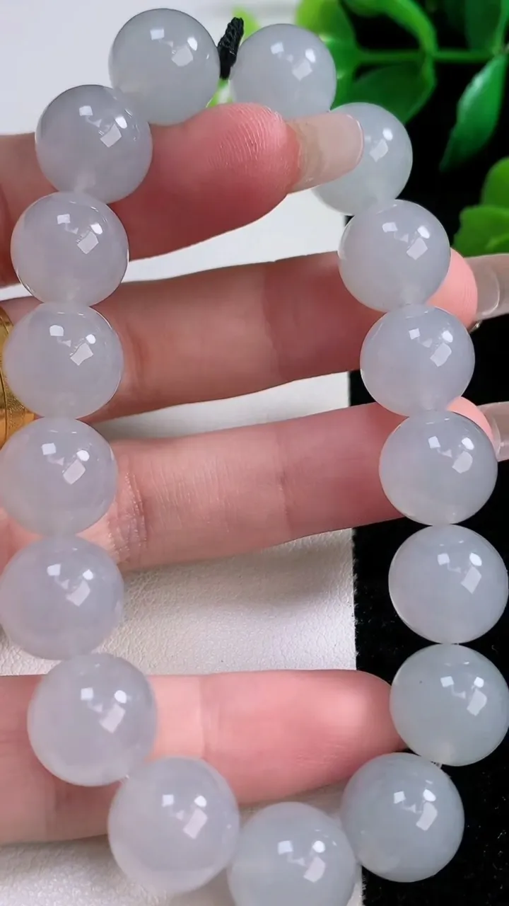 天然A货翡翠种白冰圆珠手串17颗，尺寸12，重量:53.56g1月3日
工厂直销收藏佳品,种好水足，色泽均匀，有种有色，上手高大气！