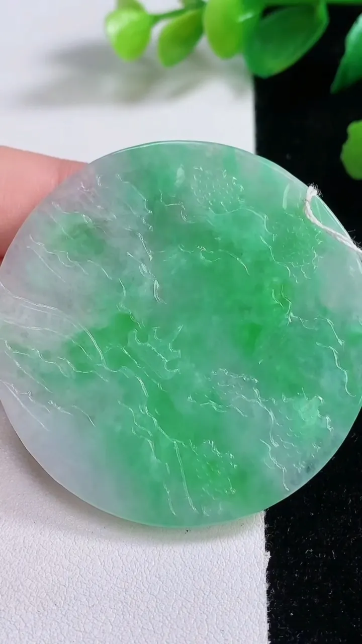 天然A货翡翠山水牌吊坠，尺寸53-5，重量:26.85g
1月3日