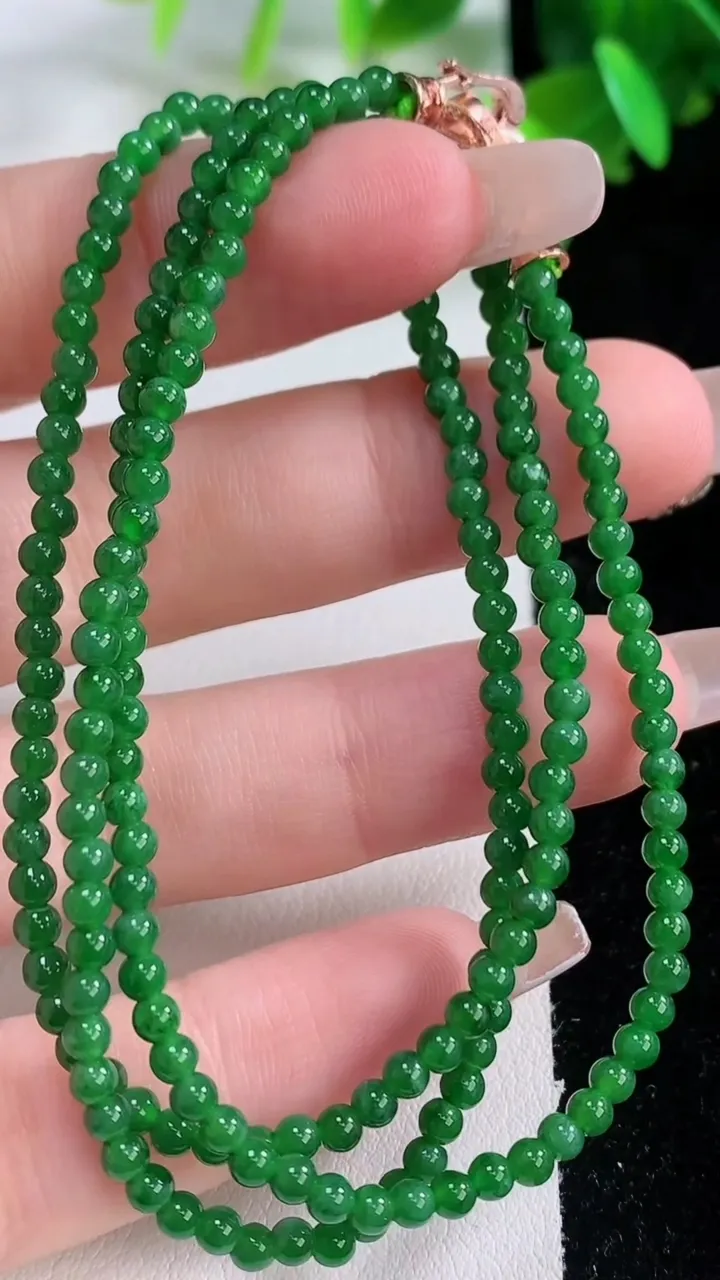 天然A货翡翠小米珠项链，尺寸2.9-194颗，重量:8.78g1月3日
工厂直销收藏佳品,种好水足，色泽均匀，有种有色，上手高大气！