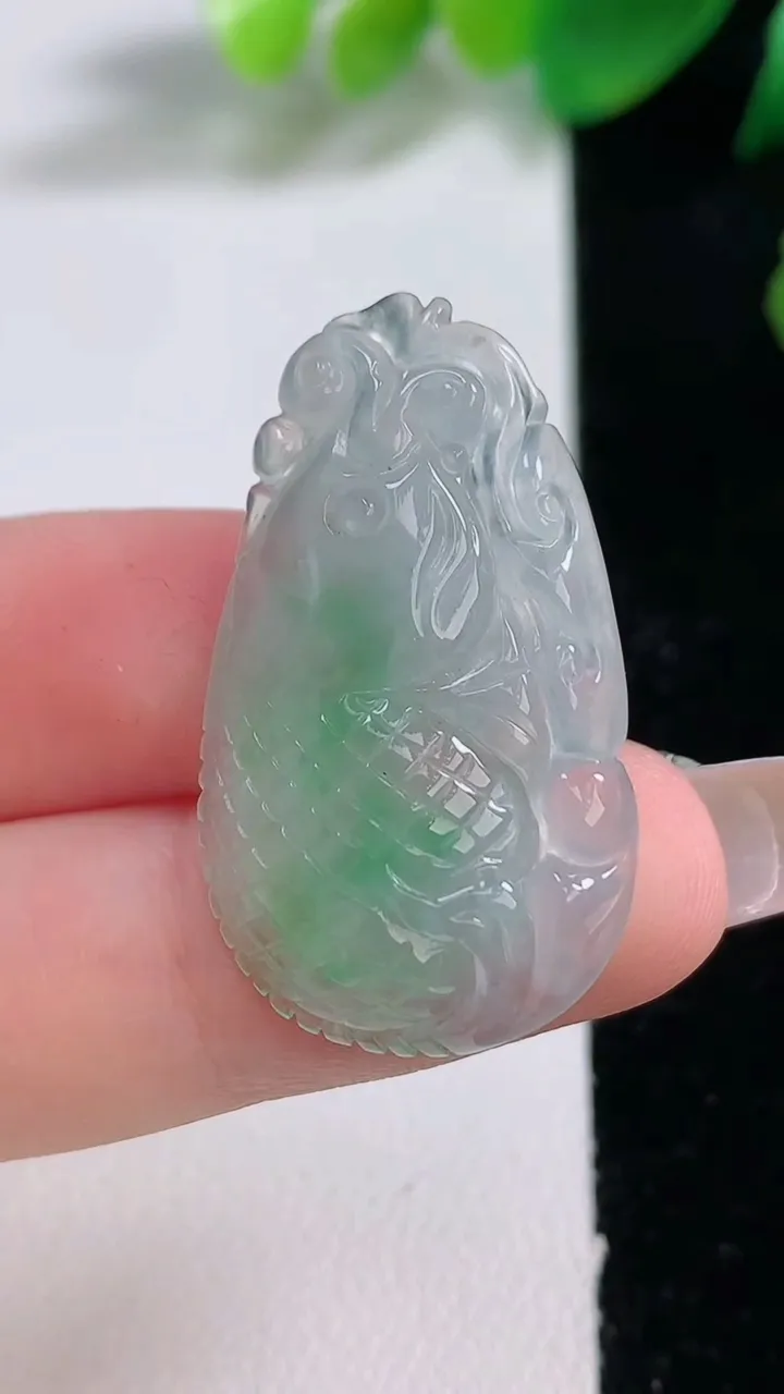 天然A货翡翠年年有余吊坠，尺寸33-19-5.8，重量:5.27g
1月3日