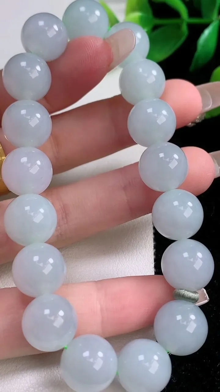 天然A货翡翠圆珠手串17颗，尺寸12，重量:52.30g1月3日
工厂直销收藏佳品,种好水足，色泽均匀，有种有色，上手高大气！