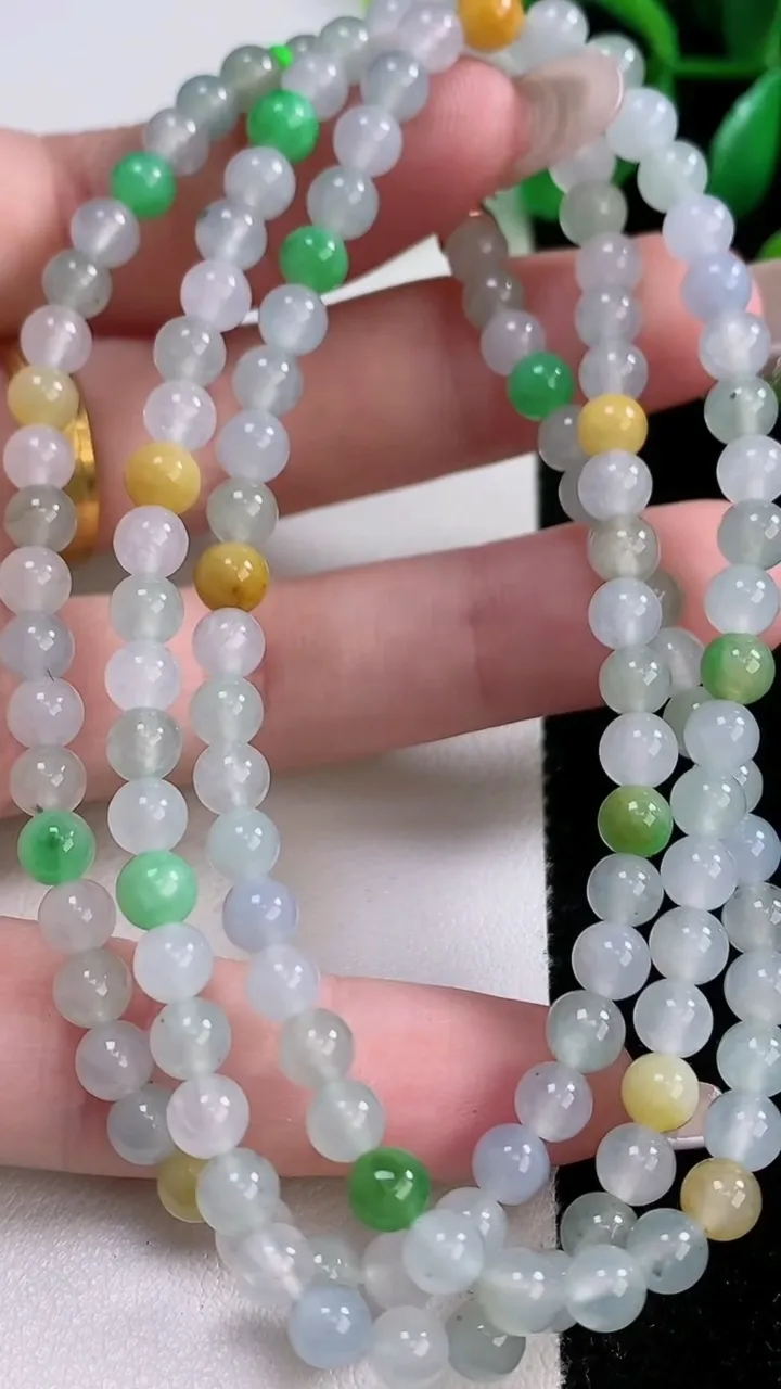 天然A货翡翠冰种三彩圆珠项链121颗，尺寸5，重量:28.70g
1月3日
