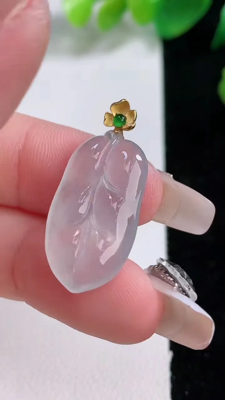 天然A货翡翠种白冰金枝玉叶 叶子吊坠，尺寸23.4-13.7-4.3，重量:3.02g
1月3日