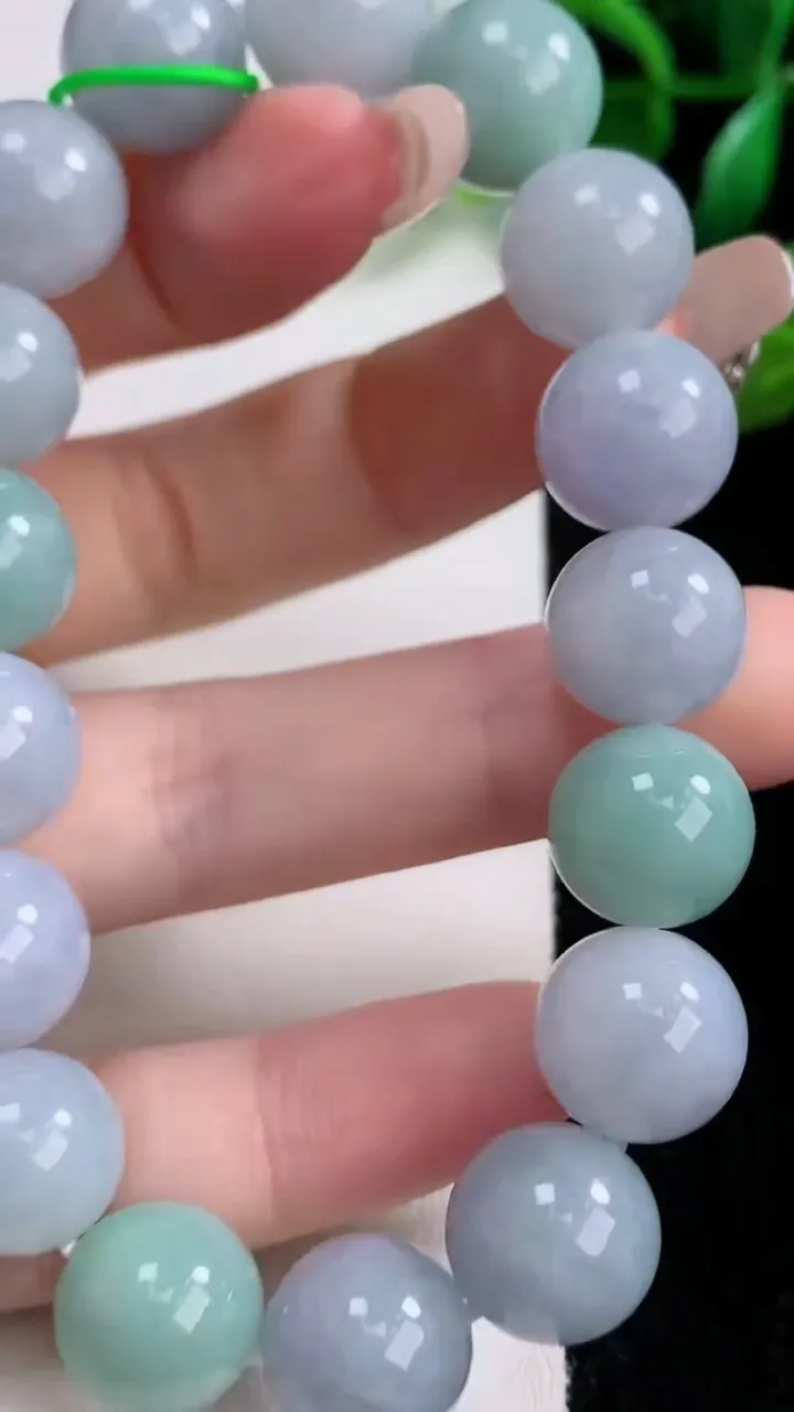 天然A货翡翠圆珠手串17颗，尺寸12.2，重量:53.65g1月3日
工厂直销收藏佳品,种好水足，色泽均匀，有种有色，上手高大气！