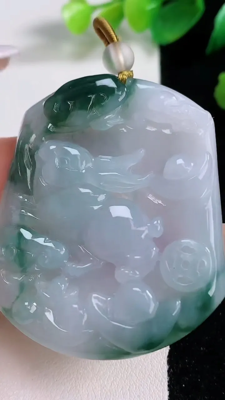 天然A货翡翠冰种飘花生肖兔吊坠，尺寸53.2-46-5.3，重量:28.29g
1月3日