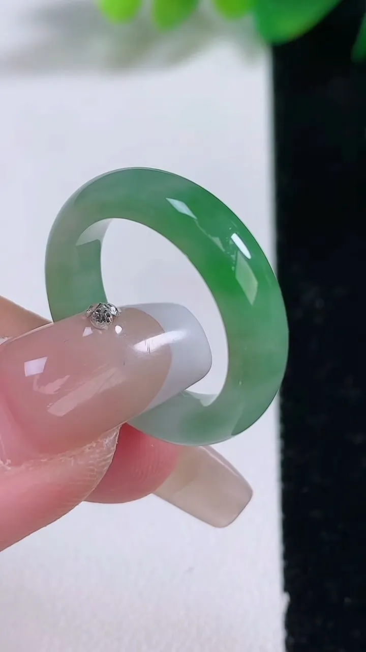 天然A货翡翠指环 戒指，尺寸17.4-5.4-3.6，重量:4.90g2026年1月3日
工厂直销收藏佳品,种好水足，色泽均匀，有种有色，上手高大气！