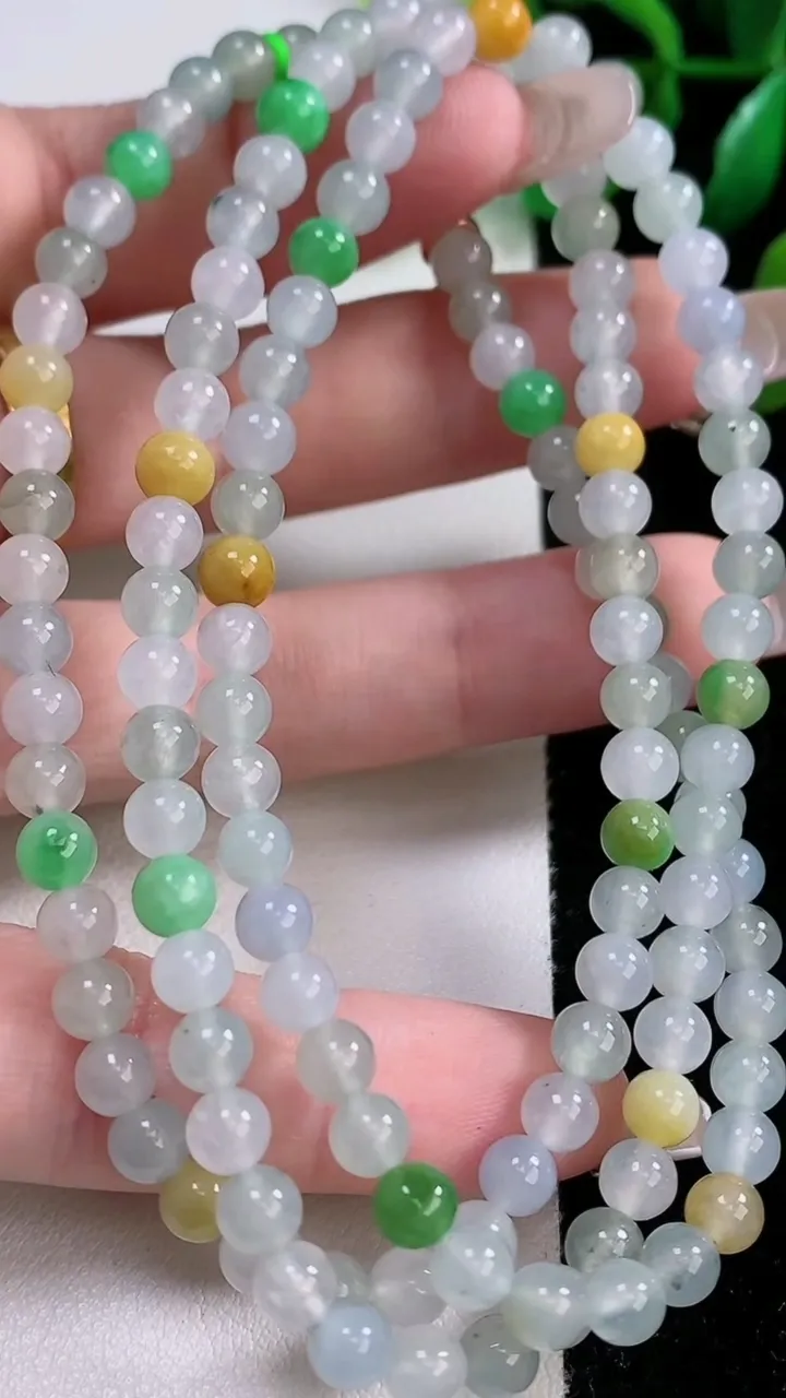 天然A货翡翠冰种三彩圆珠项链121颗，尺寸5，重量:28.70g
1月3日