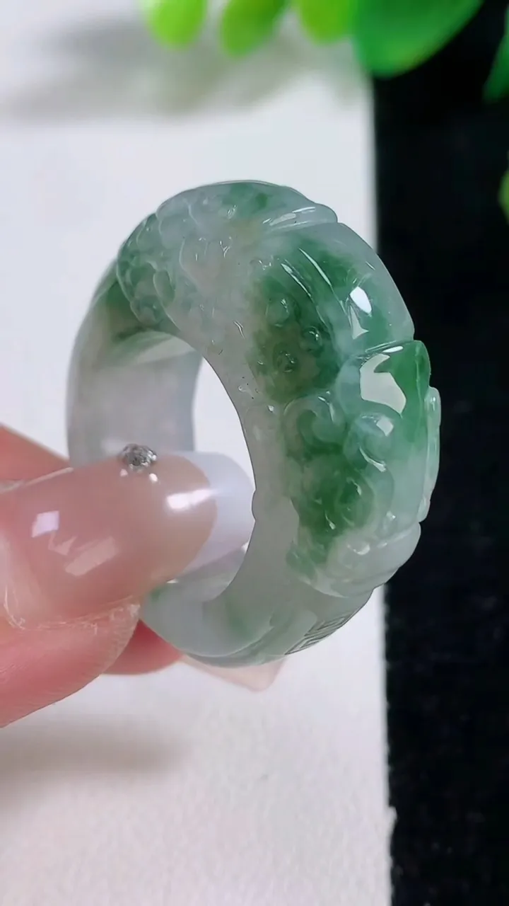 天然A货翡翠冰种飘花龙头扳指 戒指，尺寸19.3-11-9，重量:16.87g2026年1月3日
工厂直销收藏佳品,种好水足，色泽均匀，有种有色，上手高大气！
