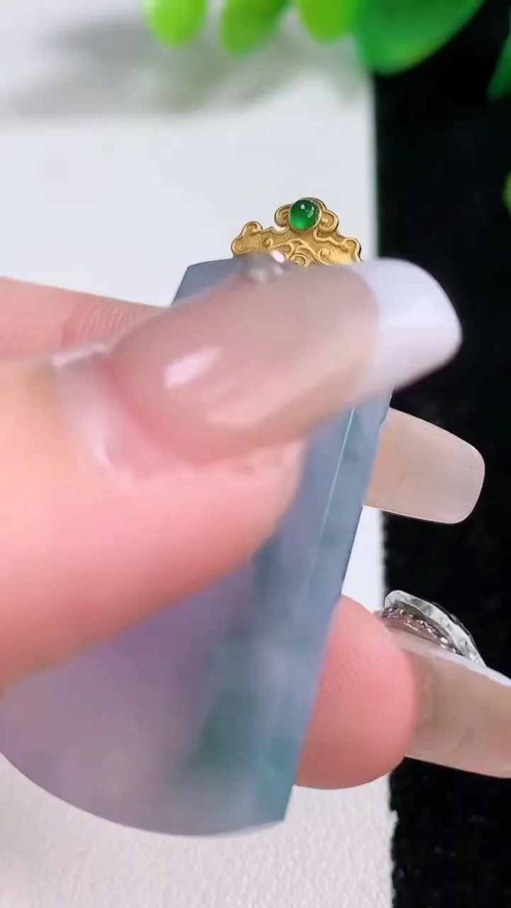 天然A货翡翠种紫罗兰 飘花无事牌吊坠，尺寸38-20.5-3.3，重量:7.88g
1月3日