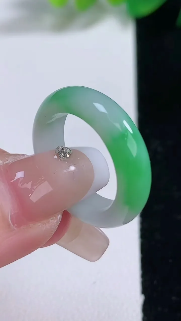 天然A货翡翠指环 戒指，尺寸17.6-5.7-3.3，重量:4.02g2026年1月3日
工厂直销收藏佳品,种好水足，色泽均匀，有种有色，上手高大气！