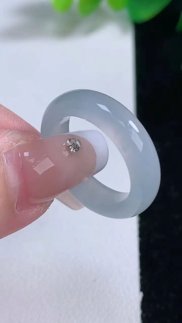 天然A货翡翠指环 戒指，尺寸17.3-5.3-3.3，重量:3.94g2026年1月3日
工厂直销收藏佳品,种好水足，色泽均匀，有种有色，上手高大气！