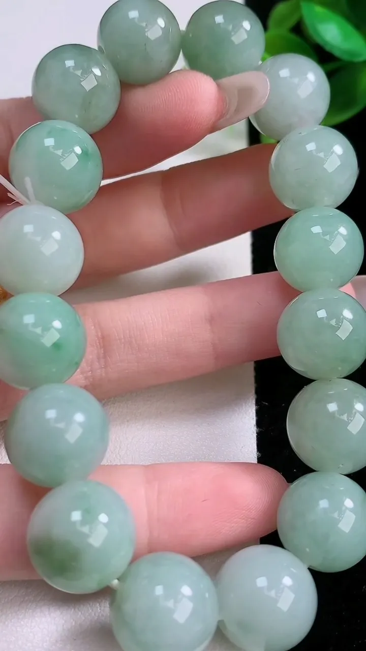 天然A货翡翠圆珠手串，尺寸13.5-16颗，重:66.72g1月3日
工厂直销收藏佳品,种好水足，色泽均匀，有种有色，上手高大气！