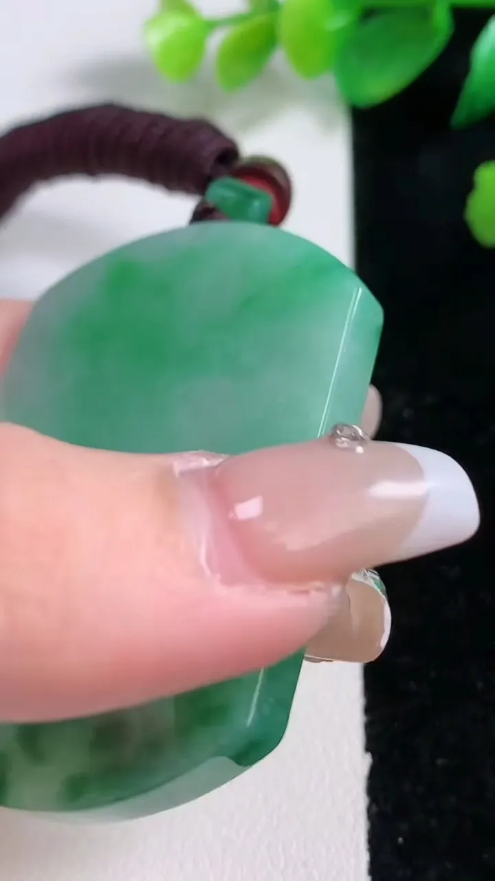 天然A货翡翠无事牌吊坠，尺寸54.5-41.5-5.2，重量:38.63g
1月3日