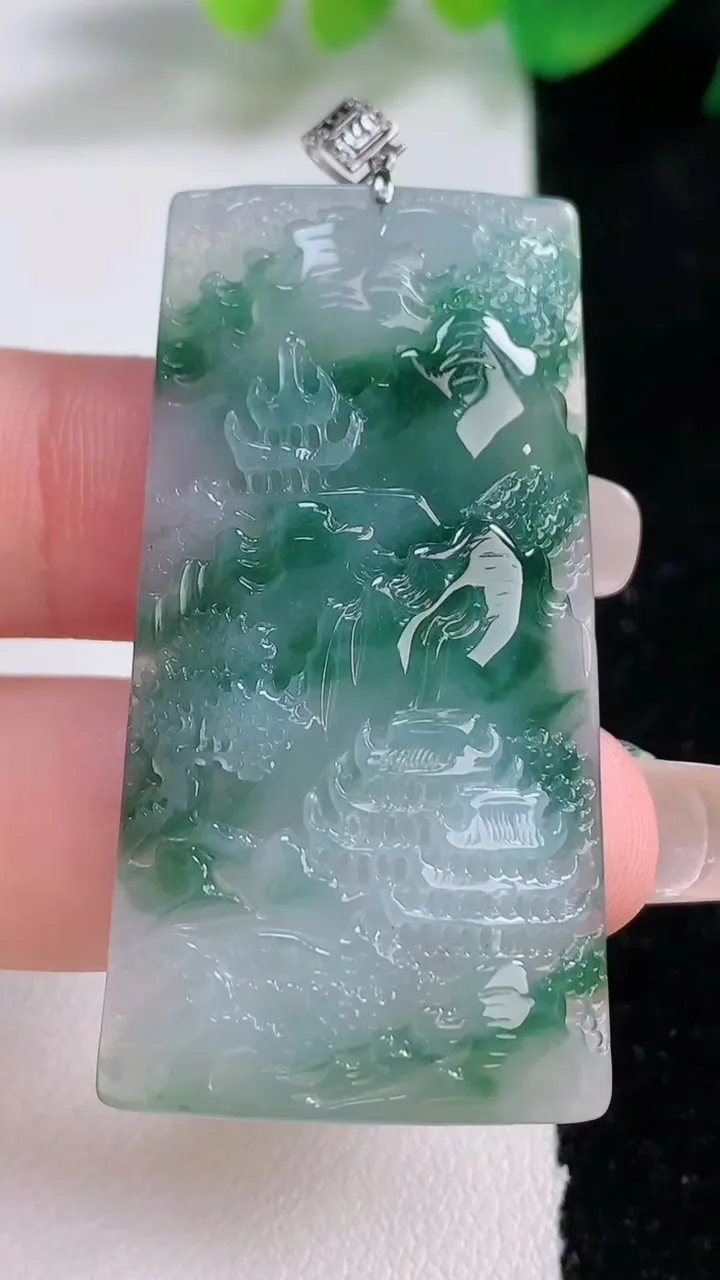 天然A货翡翠种飘花山水牌吊坠，尺寸47-23.4-5.7，重量:14.04g
1月3日