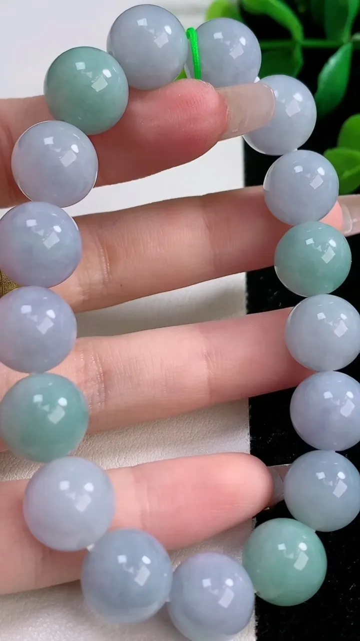 天然A货翡翠圆珠手串17颗，尺寸12.2，重量:53.65g1月3日
工厂直销收藏佳品,种好水足，色泽均匀，有种有色，上手高大气！