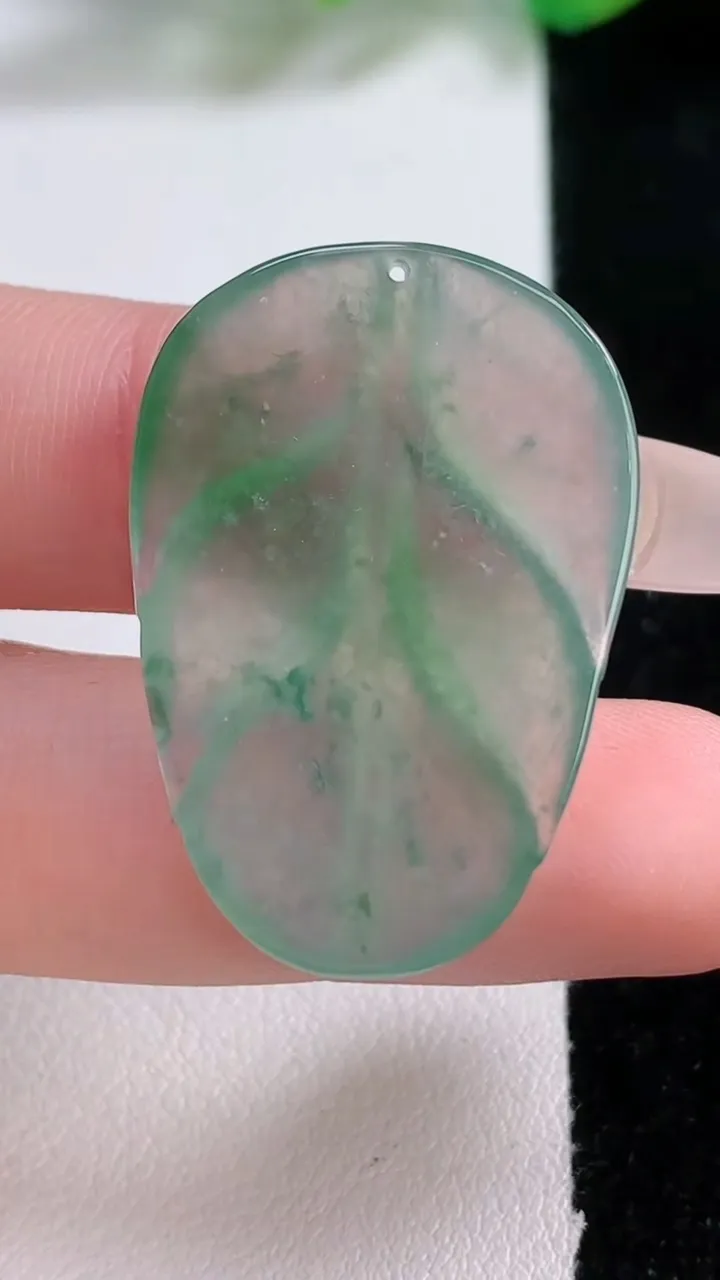 天然A货翡翠冰种飘花金枝玉叶 叶子镶嵌件，尺寸33.4-23.4-3.6，重量:6.39g
1月3日