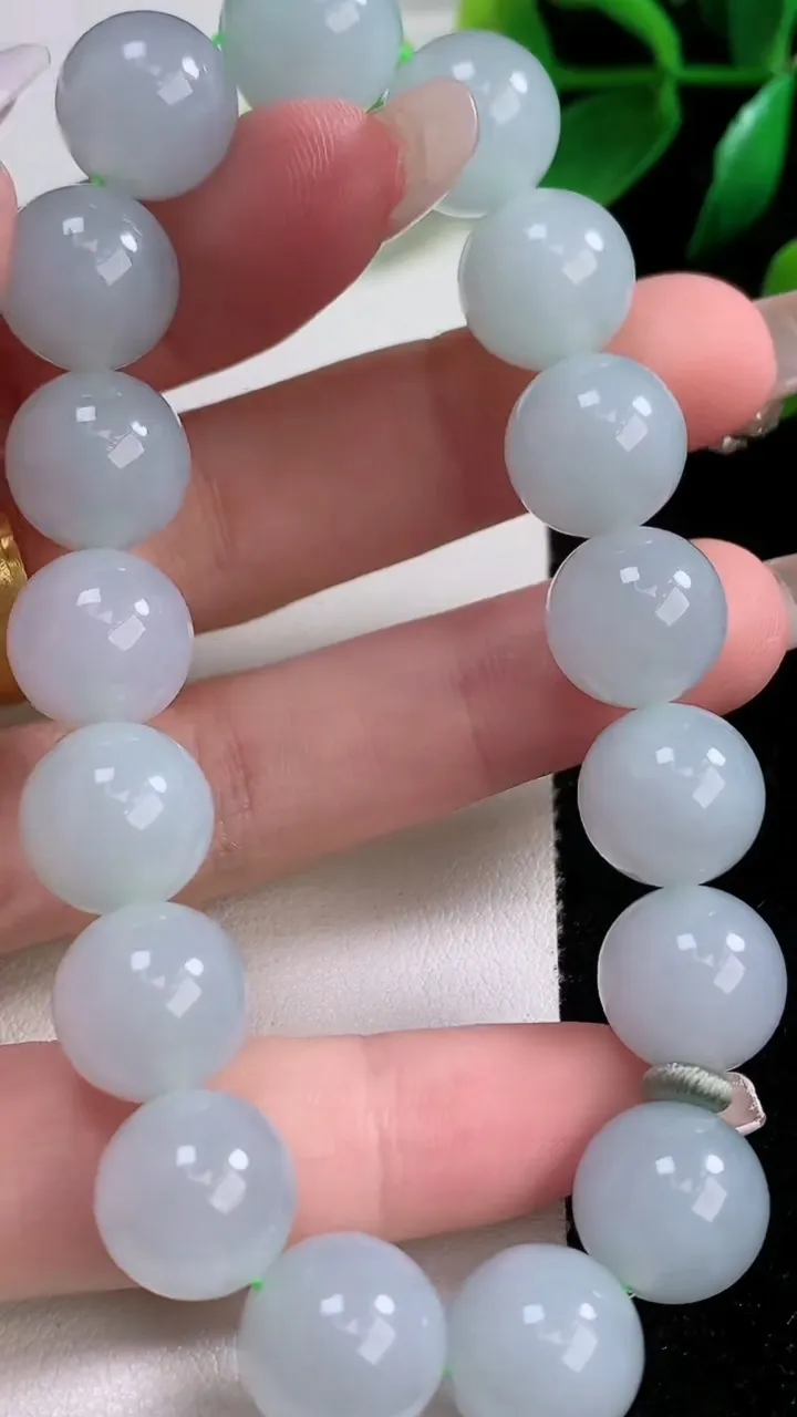 天然A货翡翠圆珠手串17颗，尺寸12，重量:52.30g1月3日
工厂直销收藏佳品,种好水足，色泽均