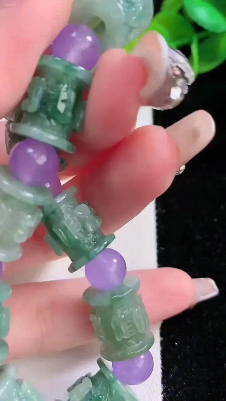 天然A货翡翠飘花路路通手串，尺寸13-11.4-10颗，重:35.11g1月3日
工厂直销收藏佳品,种好水足，色泽均匀，有种有色，上手高大气！