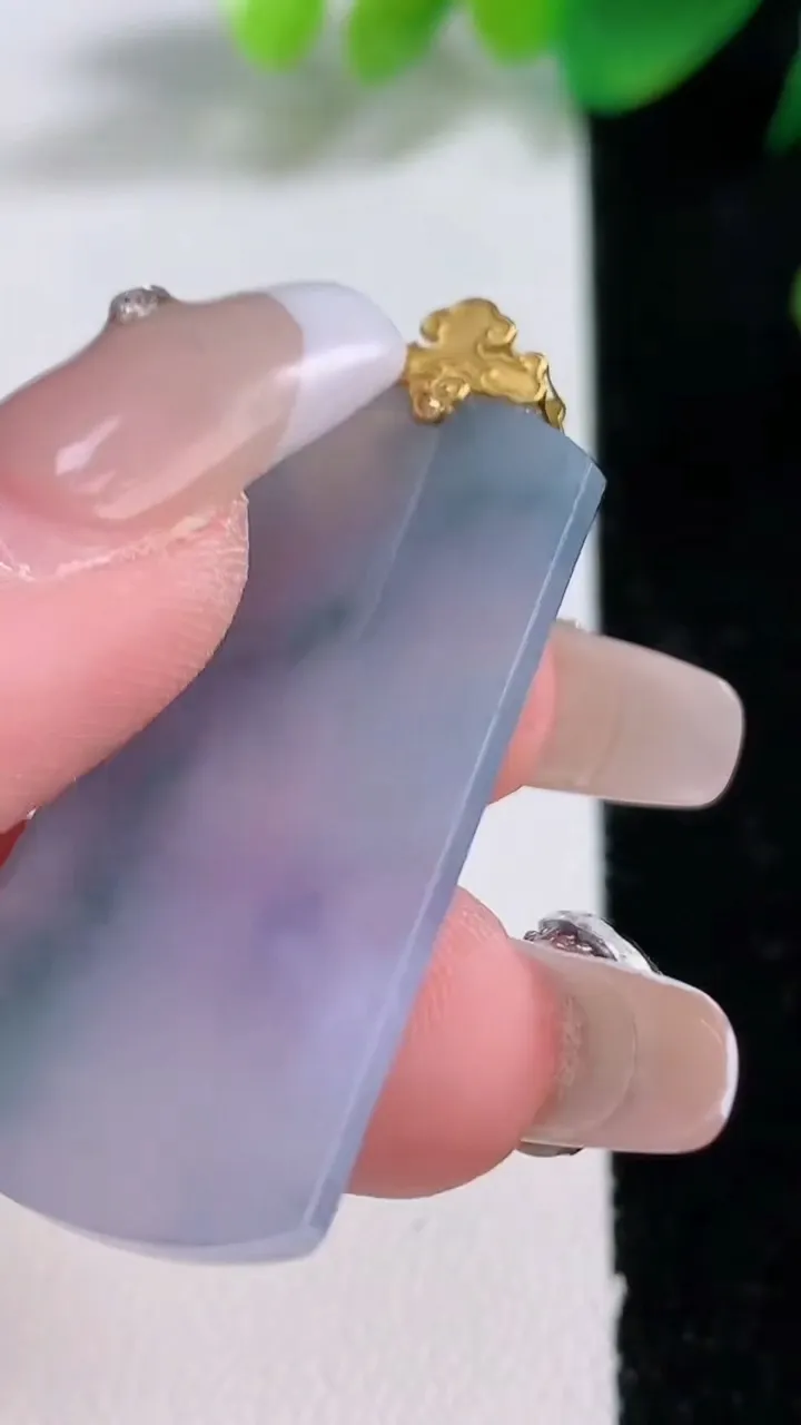 天然A货翡翠种紫罗兰 飘花无事牌吊坠，尺寸38-20.5-3.3，重量:7.88g
1月3日