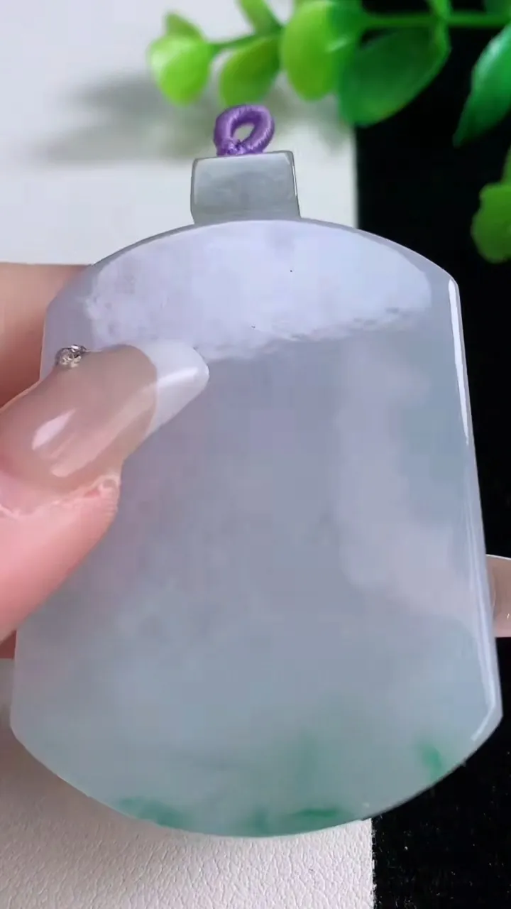 天然A货翡翠冰种飘花无事牌吊坠，尺寸53.8-39-5.3，重量:34.83g
1月3日