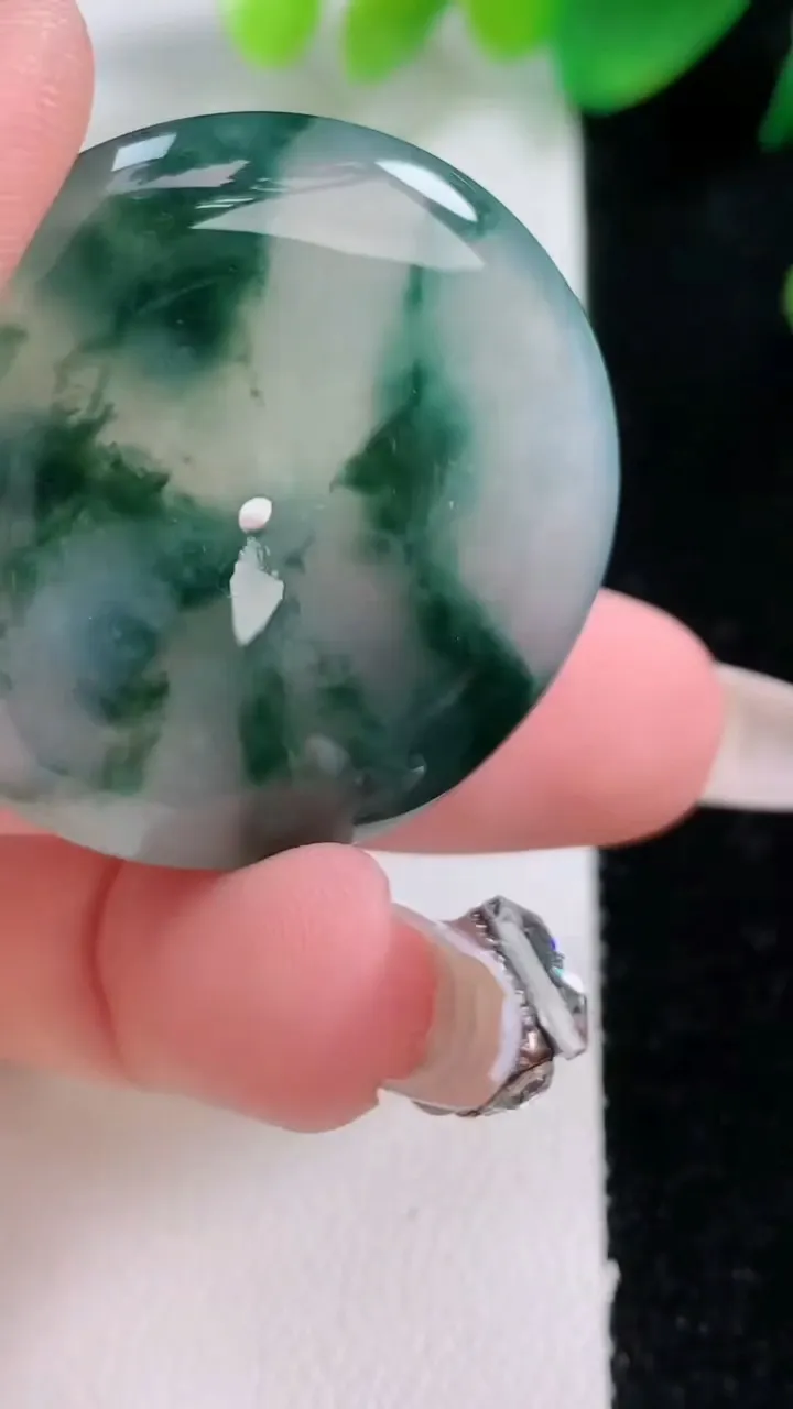 天然A货翡翠冰种飘花平安扣吊坠，尺寸34.4-6，重量:15.23g
1月3日