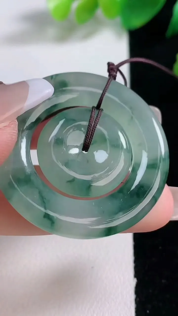 天然A货翡翠冰种飘花母子平安扣吊坠，尺寸37.5-4.5，重量:13.46g
1月3日