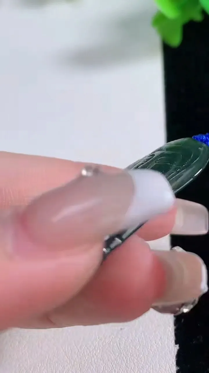 天然A货翡翠蓝水观音菩萨吊坠，尺寸46.6-27.2-2.9，重量:8.00g
1月3日