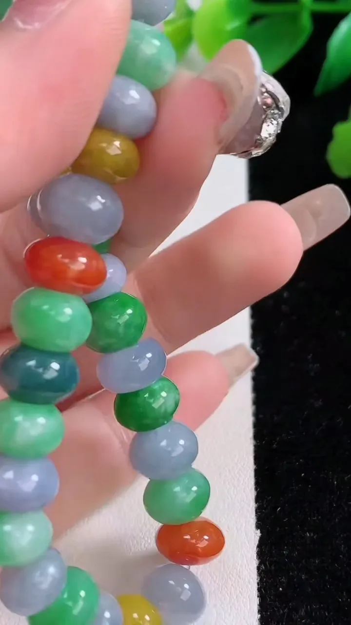天然A货翡翠四彩算盘珠手串32颗，尺寸9.5-6.4，重量:29.25g1月3日
工厂直销收藏佳品,种好水足，色泽均匀，有种有色，上手高大气！