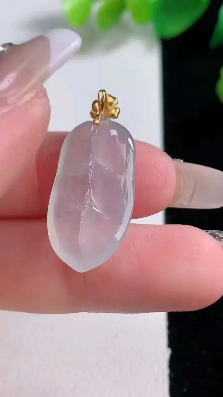 天然A货翡翠种白冰金枝玉叶 叶子吊坠，尺寸23.4-13.7-4.3，重量:3.02g
1月3日