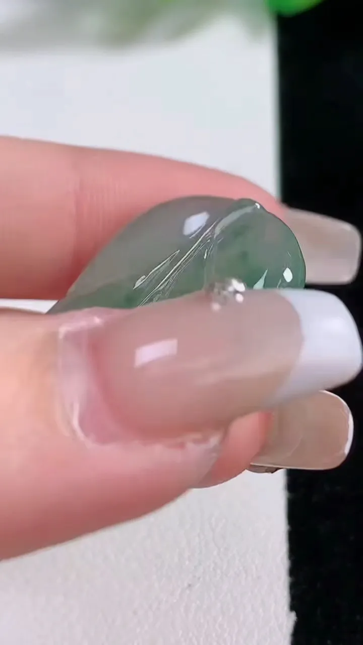 天然A货翡翠冰种飘花金枝玉叶 叶子镶嵌件，尺寸33.4-23.4-3.6，重量:6.39g
1月3日