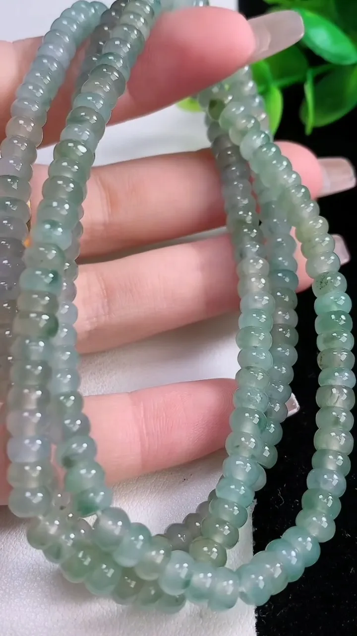 天然A货翡翠种飘花算盘珠项链，尺寸5.4-3.4，重:45.77g1月3日
工厂直销收藏佳品,种好水足，色泽均匀，有种有色，上手高大气！