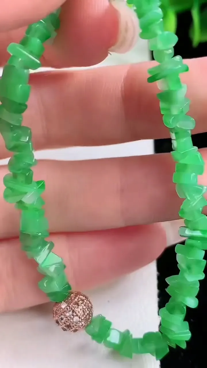 天然A货翡翠岁岁平安手串，尺寸56-6，重:7.34g1月3日
工厂直销收藏佳品,种好水足，色泽均匀，有种有色，上手高大气！