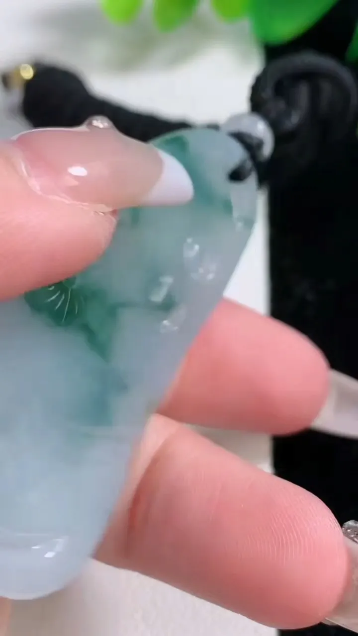 天然A货翡翠冰种飘花阿弥陀佛吊坠，尺寸55.7-29.2-6.2，重量:25.32g
1月3日