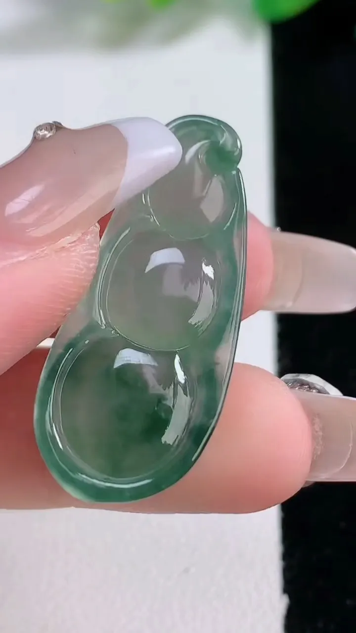 天然A货翡翠冰种飘花福豆吊坠，尺寸34.8-14.8-5.8，重量:5.32g
1月3日