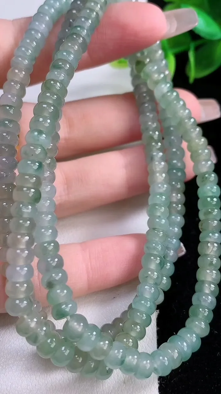 天然A货翡翠种飘花算盘珠项链，尺寸5.4-3.4，重:45.77g1月3日
工厂直销收藏佳品,种好水足，色泽均匀，有种有色，上手高大气！