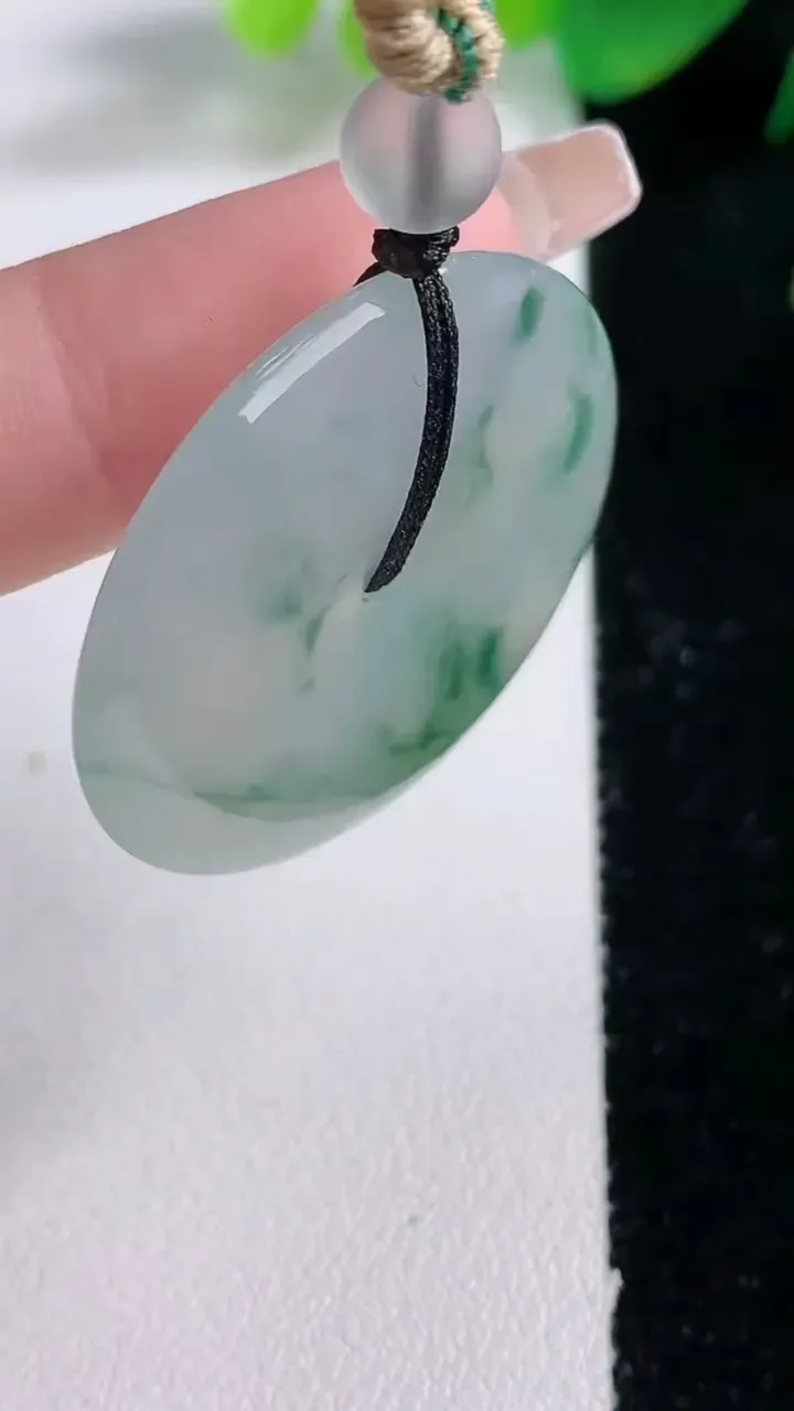 天然A货翡翠冰种飘花平安扣吊坠，尺寸32.7-5.5，重量:14.46g
1月3日