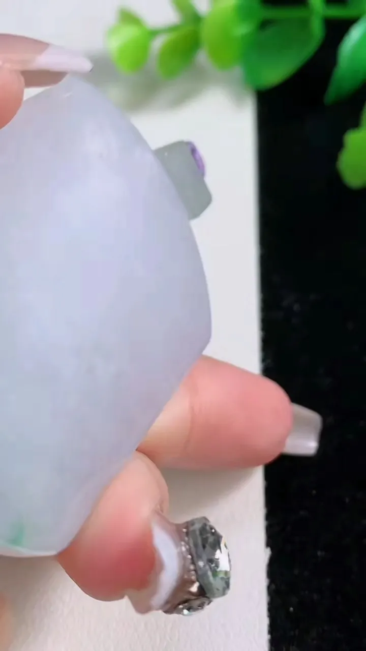 天然A货翡翠冰种飘花无事牌吊坠，尺寸53.8-39-5.3，重量:34.83g
1月3日