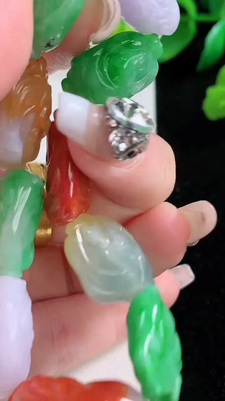 天然A货翡翠三彩白菜手串10颗，尺寸21-13.6-10.8，重量:36.57g1月3日
工厂直销收藏佳品,种好水足，色泽均匀，有种有色，上手高大气！