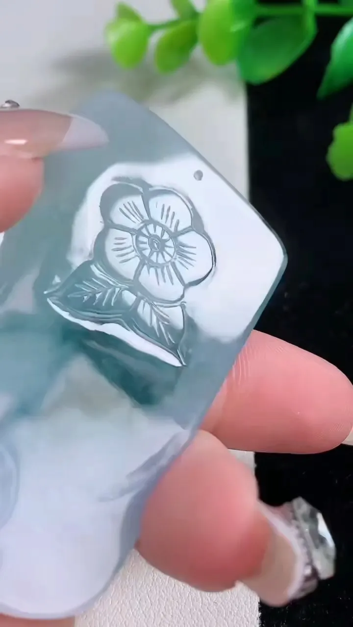 天然A货翡翠冰种飘花普贤菩萨吊坠，尺寸61.2-40-5.7，重量:35.14g
1月3日