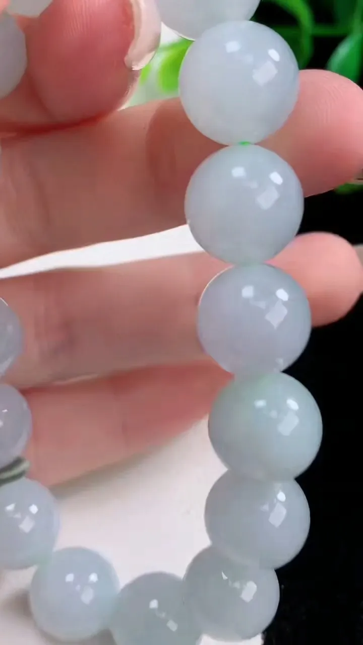 天然A货翡翠圆珠手串17颗，尺寸12，重量:52.30g1月3日
工厂直销收藏佳品,种好水足，色泽均匀，有种有色，上手高大气！