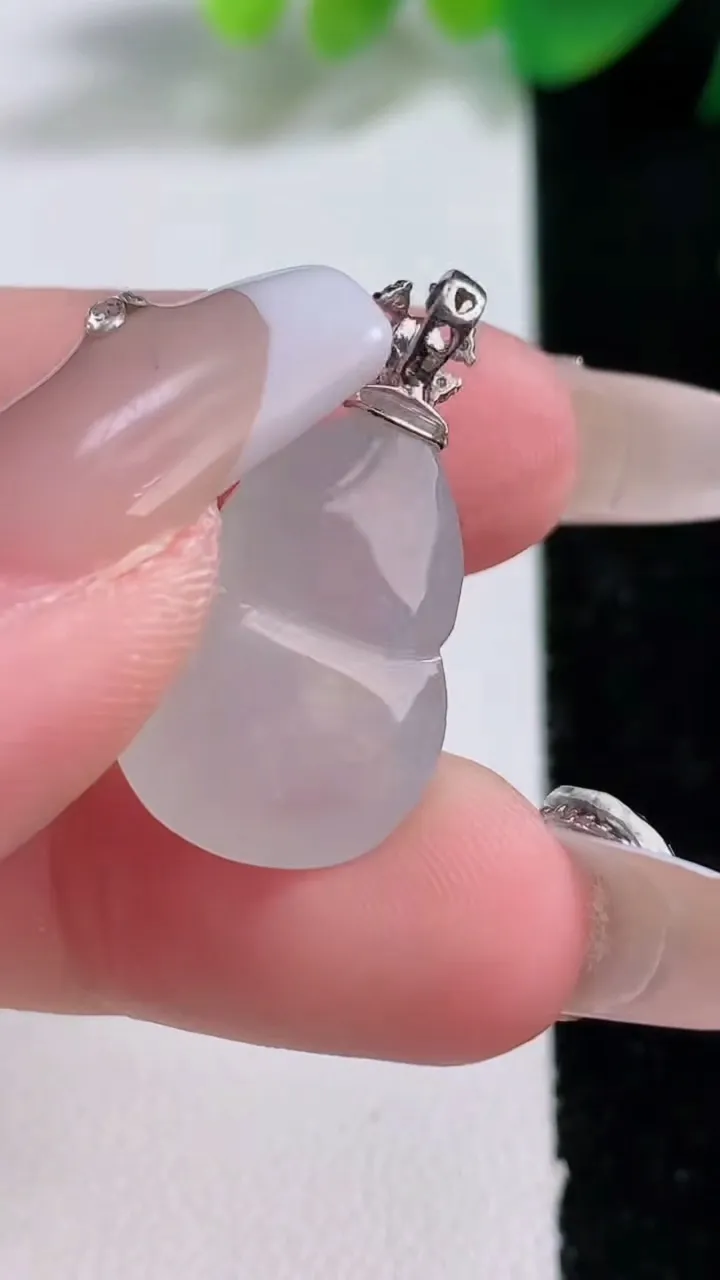 天然A货翡翠种白冰葫芦吊坠，尺寸19.7-14-6，重量:3.45g
1月3日