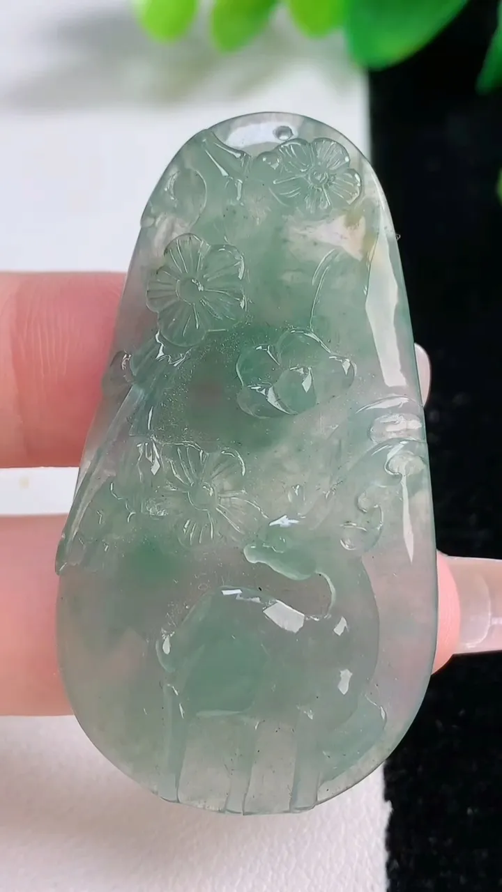 天然A货翡翠一路发 梅花鹿吊坠，尺寸50.7-26.2-6，重量:15.82g
1月3日